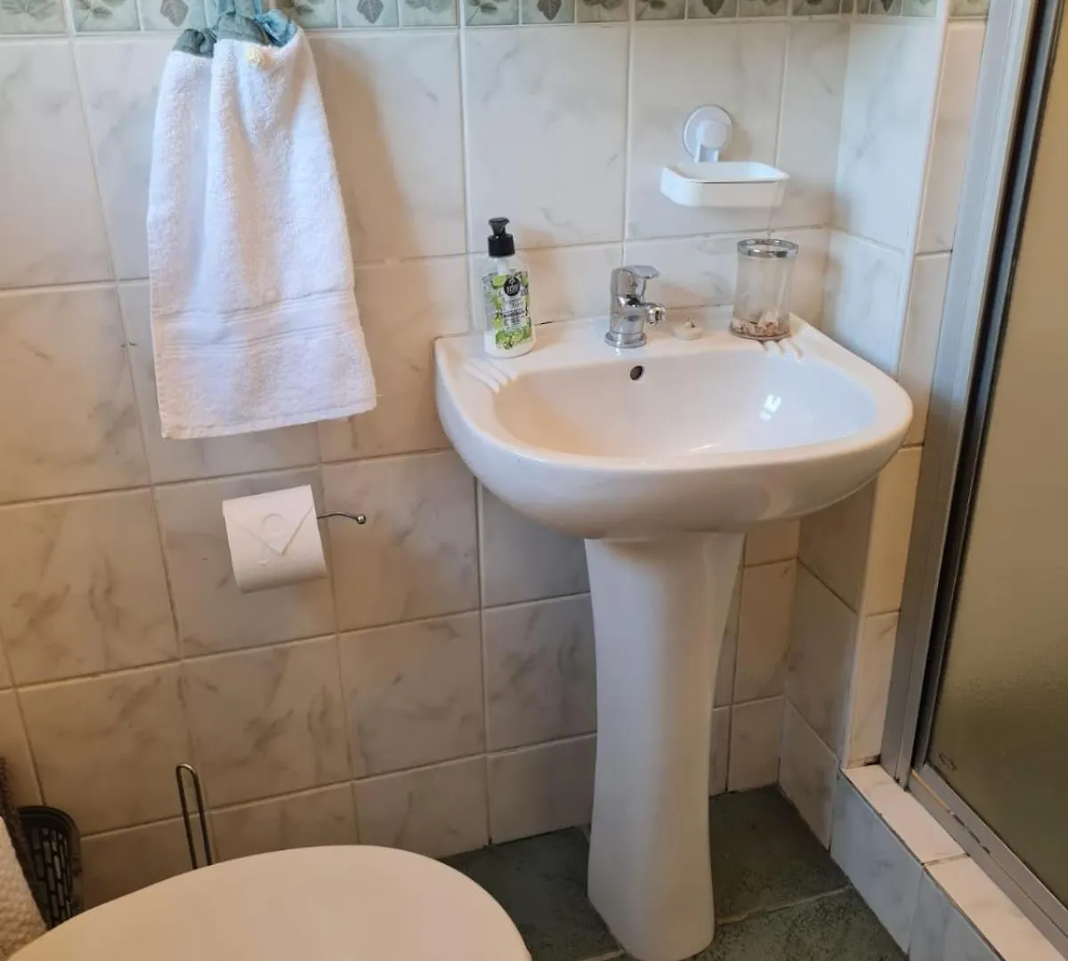 Greenleaf Fully Furnished Separate Entrance Cape Town 0*,  Güney Afrika